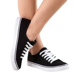 Black & White SneakySlip-on Low-Cut No Tie Sneakers. Size 42/11. NWOT